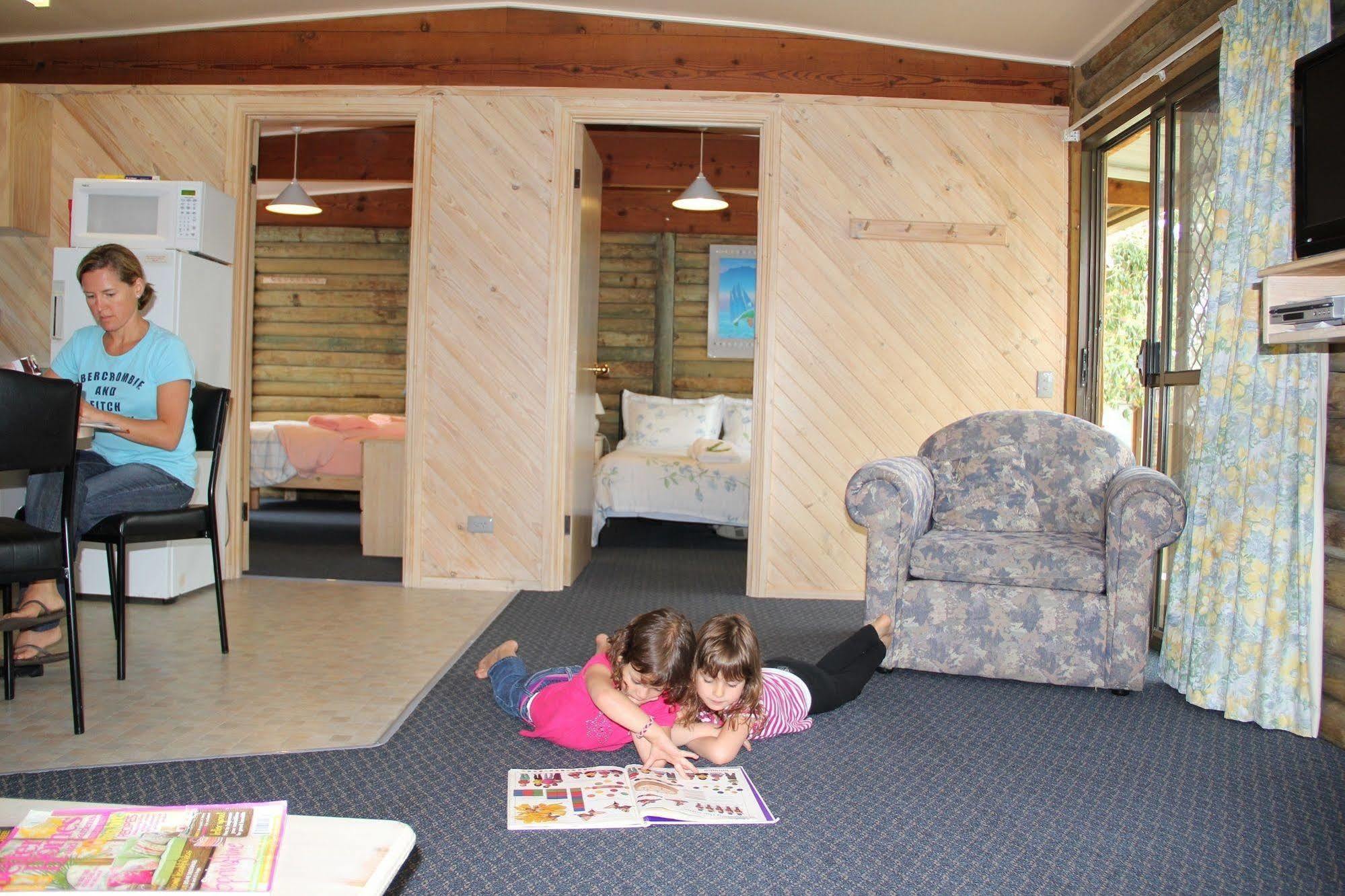Lazy Acre Log Cabins レイクス・エントランス エクステリア 写真